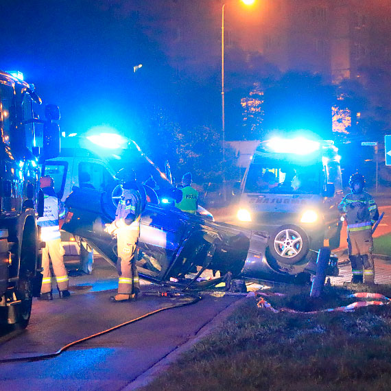 BMW uderzyo w latarni i dachowao. Zobacz film!