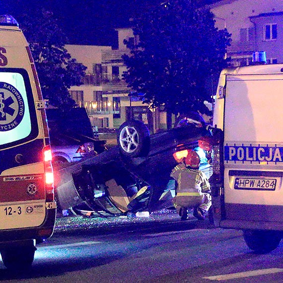 BMW uderzyo w latarni i dachowao. Zobacz film!