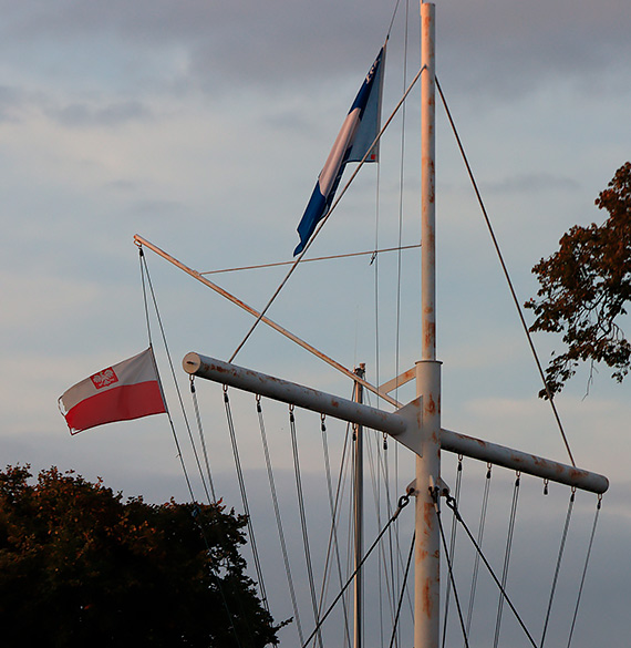 Biało-czerwona nad Mariną jest niewłaściwie umieszczona! Poza tym porwana i brudna