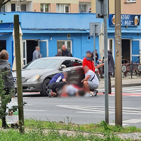 Samochd potrci rowerzystk. Kobieta w szpitalu