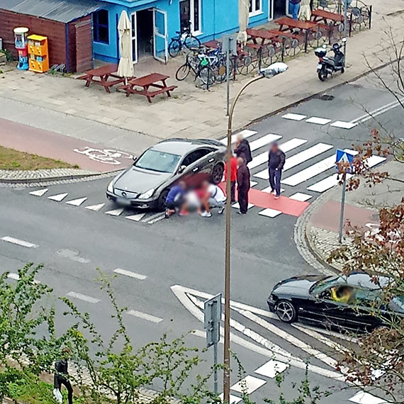 Samochd potrci rowerzystk. Kobieta w szpitalu