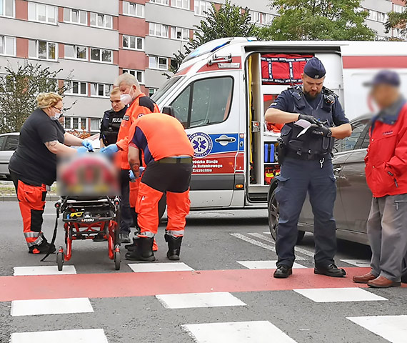 Samochd potrci rowerzystk. Kobieta w szpitalu