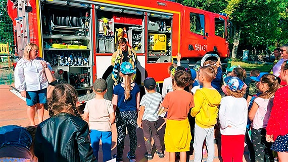 Straacy spotkali si z przedszkolakami