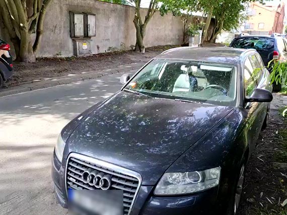 Przy Lutyckiej zaparkowane samochody zajmuj pobocza i cig pieszy. Najwyszy czas szuka docelowego rozwizania tego problemu!