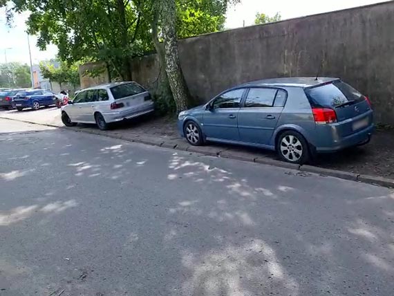 Przy Lutyckiej zaparkowane samochody zajmują pobocza i ciąg pieszy. Najwyższy czas szukać docelowego rozwiązania tego problemu!