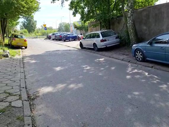 Przy Lutyckiej zaparkowane samochody zajmują pobocza i ciąg pieszy. Najwyższy czas szukać docelowego rozwiązania tego problemu!