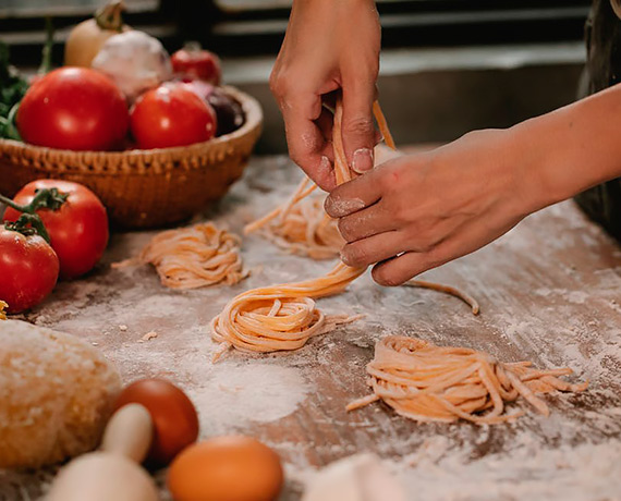 Pomys na domowy makaron – czyli dlaczego warto zrobi go samodzielnie?