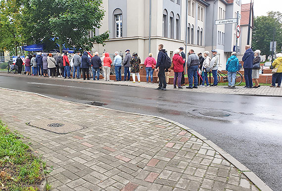 Mieszkaniec:  Kolejka do szczepie dusza, jak za komuny po papier toaletowy