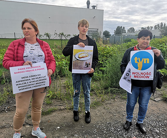 Milczcy protest w trakcie wizyty prezydenta Dudy w winoujciu 