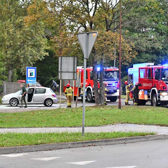 Poar auta przed stacj paliw przy Nowokarsiborskiej
