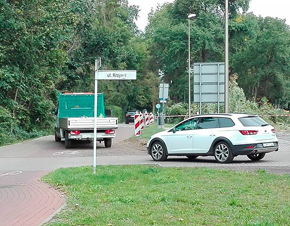 Armagedon na remontowanej ulicy Grunwaldzkiej. Autobusy, samochody osobowe, a nawet ciki sprzt  jed po ciece rowerowej i chodniku