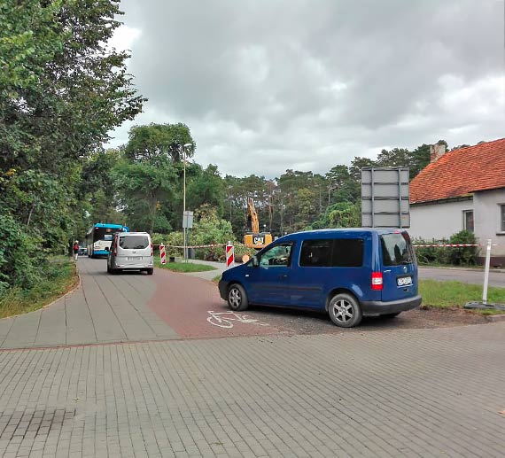 Armagedon na remontowanej ulicy Grunwaldzkiej. Autobusy, samochody osobowe, a nawet ciki sprzt  jed po ciece rowerowej i chodniku