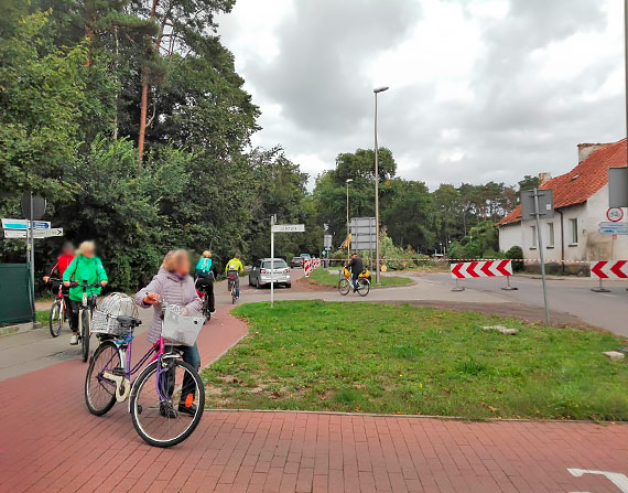 Armagedon na remontowanej ulicy Grunwaldzkiej. Autobusy, samochody osobowe, a nawet ciki sprzt  jed po ciece rowerowej i chodniku