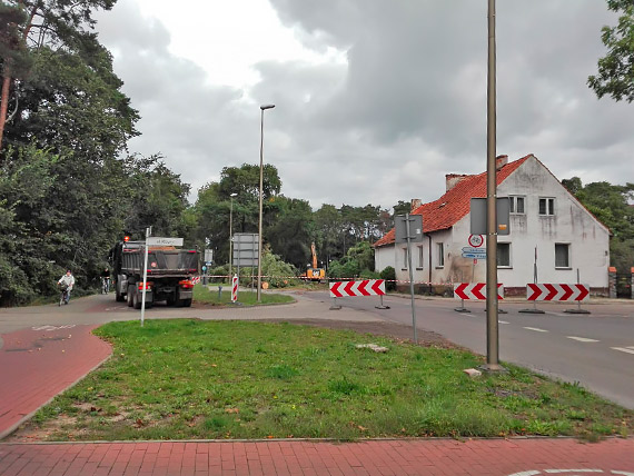 Armagedon na remontowanej ulicy Grunwaldzkiej. Autobusy, samochody osobowe, a nawet ciki sprzt  jed po ciece rowerowej i chodniku
