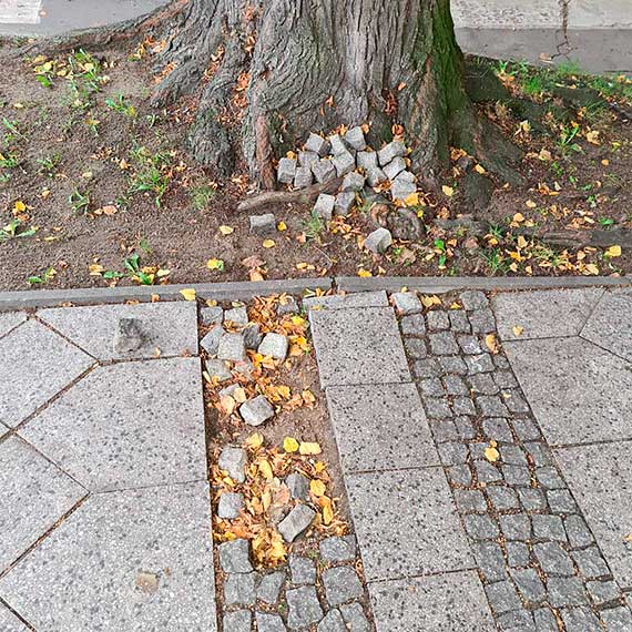 Rozsypuje si kostka brukowa przy ul. Pisudskiego