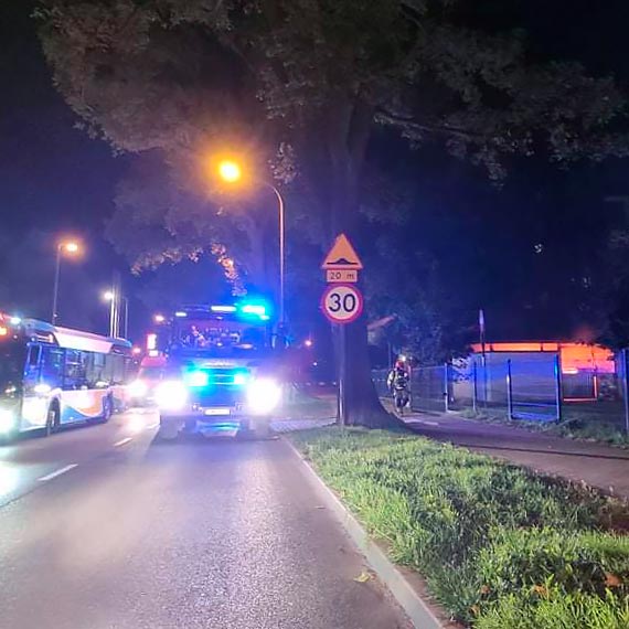 Poar kontenera na mieci przy Wybrzeu Wadysawa IV
