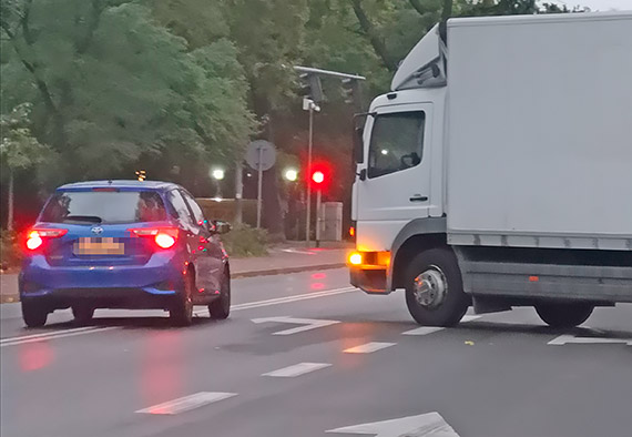 Zablokowa dwa pasy ruchu dla wasnej wygody!