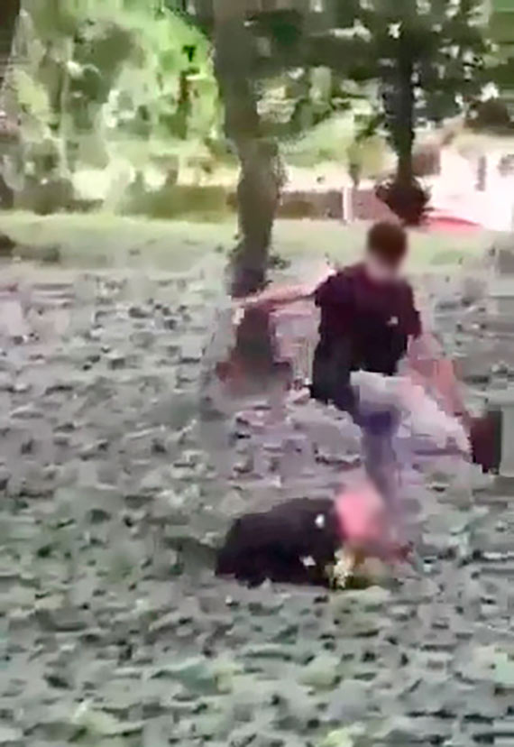 13 - latek znca si nad kolegami. Bi i kopa. Wstrzsajce sceny w Parku Chopina
