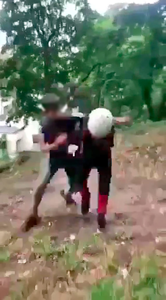 13 - latek znca si nad kolegami. Bi i kopa. Wstrzsajce sceny w Parku Chopina