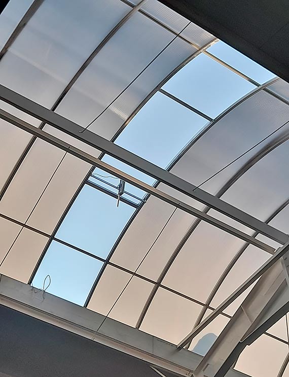 Informacja o przeprowadzonym remoncie dachu na hali tenisowej przy ul. Matejki 17A