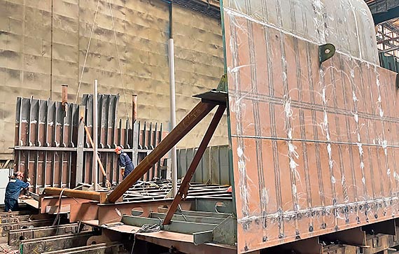 Powstają sekcje nowego statku pożarniczego Strażak-28