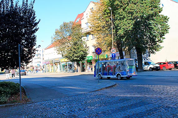 Spacerkiem po mieście; trudno chodzić, jeszcze trudniej-jeździć. A gdzie wypocząć?!