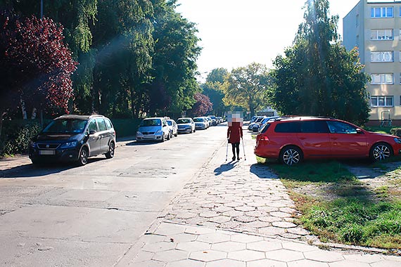 Spacerkiem po mieście; trudno chodzić, jeszcze trudniej-jeździć. A gdzie wypocząć?!
