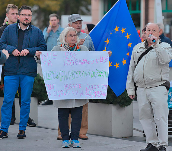 winoujcianie mwi gono: „zostajemy!” Mieszkacy na Placu Wolnoci manifestowali sprzeciw dla prby wyprowadzenia Polski z Unii Europejskiej. Zobacz film!