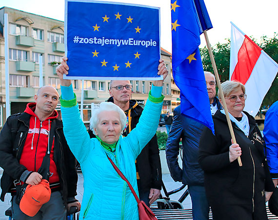 winoujcianie mwi gono: „zostajemy!” Mieszkacy na Placu Wolnoci manifestowali sprzeciw dla prby wyprowadzenia Polski z Unii Europejskiej. Zobacz film!