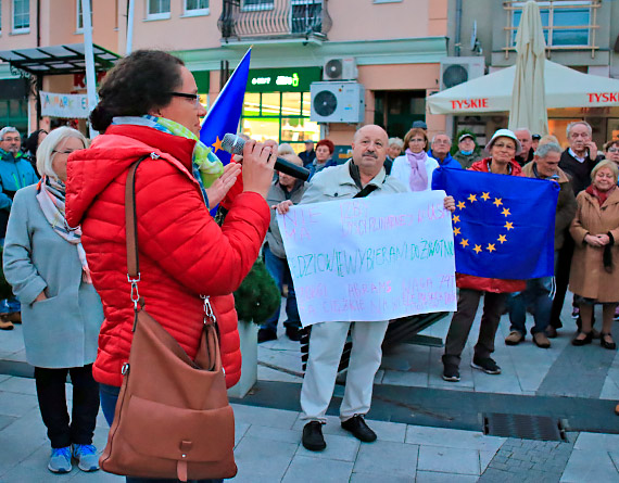 winoujcianie mwi gono: „zostajemy!” Mieszkacy na Placu Wolnoci manifestowali sprzeciw dla prby wyprowadzenia Polski z Unii Europejskiej. Zobacz film!