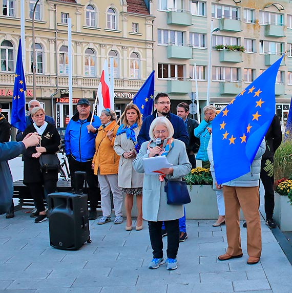 winoujcianie mwi gono: „zostajemy!” Mieszkacy na Placu Wolnoci manifestowali sprzeciw dla prby wyprowadzenia Polski z Unii Europejskiej. Zobacz film!