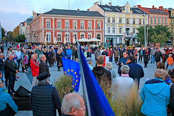 winoujcianie mwi gono: „zostajemy!” Mieszkacy na Placu Wolnoci manifestowali sprzeciw dla prby wyprowadzenia Polski z Unii Europejskiej. Zobacz film!
