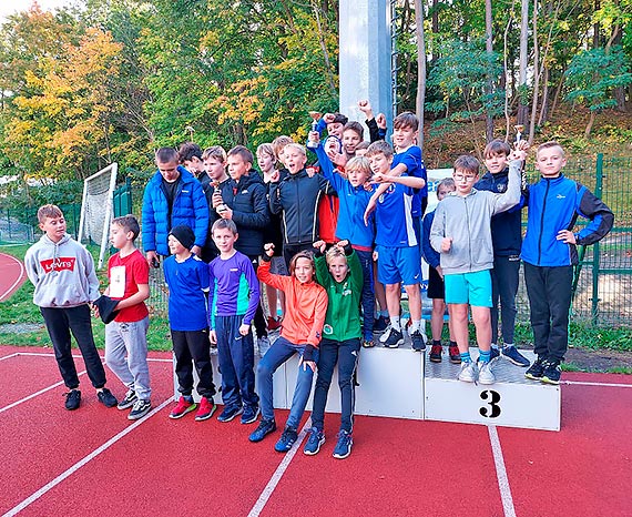 Sztafetowe biegi przeajowe z udziaem szkolnych sportowcw