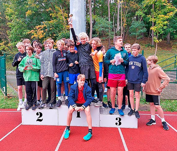 Sztafetowe biegi przeajowe z udziaem szkolnych sportowcw