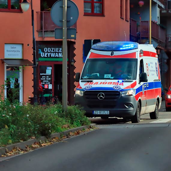 Mczyzna nagle upad na chodnik. Potrzebna bya pomoc medyczna
