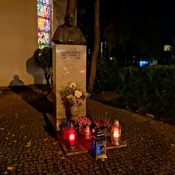 Polacy wci pamitaj o Janie Pawle II. W sobot, w rocznic pamitnego konklawe take pod winoujskim popiersiem JP II zapony znicze