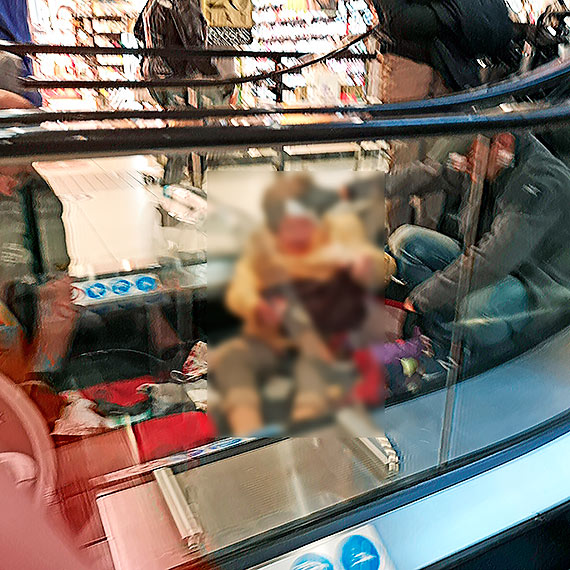 Poważny wypadek w galerii Corso. Niemka spadła z ruchomych schodów