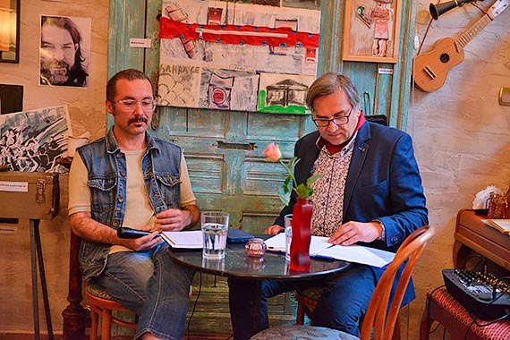 Poezja Macieja Napiórkowskiego zabrzmiała El Papa Cafe Hemingway. Kolejny nastrojowy wieczór na deptaku Bohaterów Września za nami