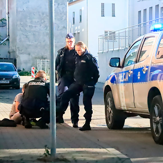 Kobieta leca na chodniku nie chciaa pomocy