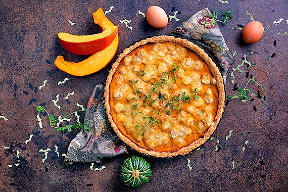 Dyniowa tarta nie tylko na Halloween – przepis na tart z dyni, porem i serem camembert