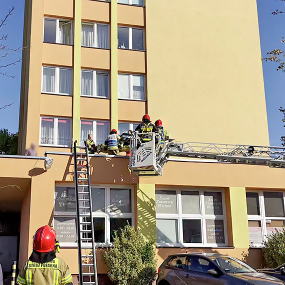 O krok od tragedii w centrum miasta. 76 - letnia kobieta wypada z okna wieowca!  