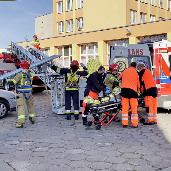 O krok od tragedii w centrum miasta. 76 - letnia kobieta wypadła z okna wieżowca!