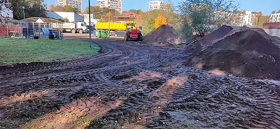 Mieszkaniec: Droga przy naszym budynku zostaa dosownie zmielona przez ciki sprzt!