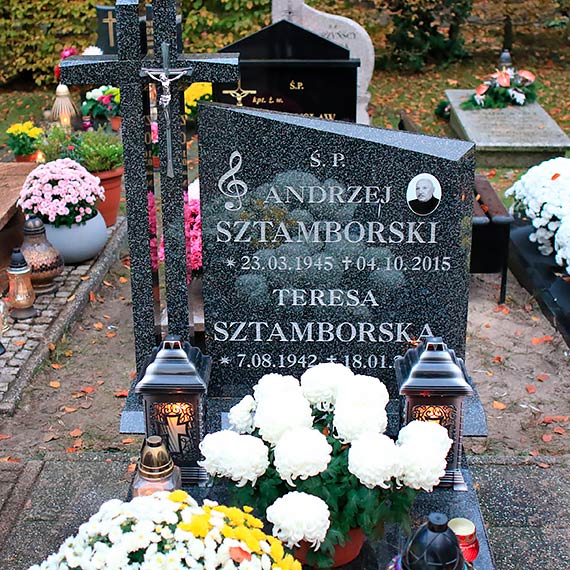 Tysiące świateł zapłonęły na grobach naszych bliskich. W poniedziałek i wtorek wspominamy tych co odeszli daleko…