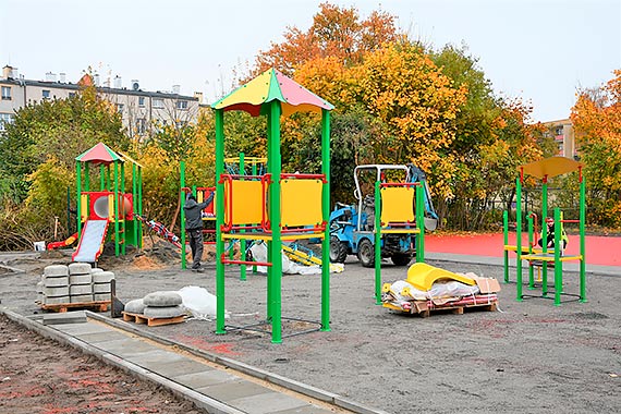Przy ulicy Piastowskiej. Kończą nowe boisko i plac zabaw
