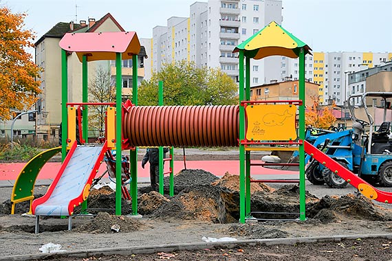Przy ulicy Piastowskiej. Kończą nowe boisko i plac zabaw