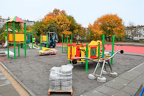 Przy ulicy Piastowskiej. Kończą nowe boisko i plac zabaw