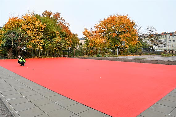 Przy ulicy Piastowskiej. Kończą nowe boisko i plac zabaw