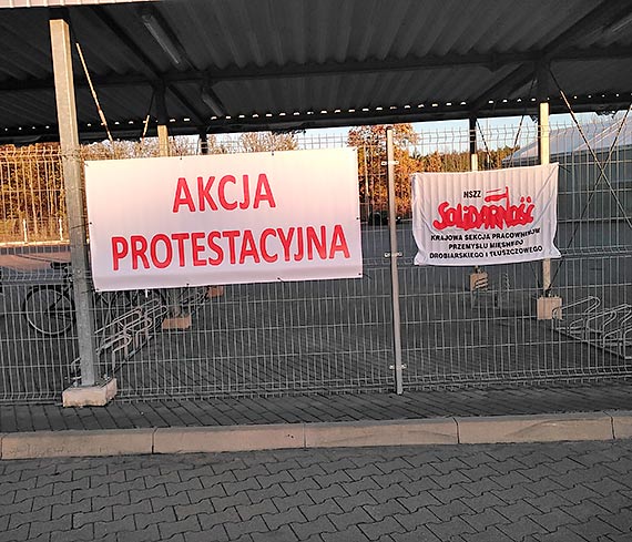 Akcja protestacyjna w HKScan. Jej przejawem są banery NSZZ „S” na ogrodzeniu zakładu