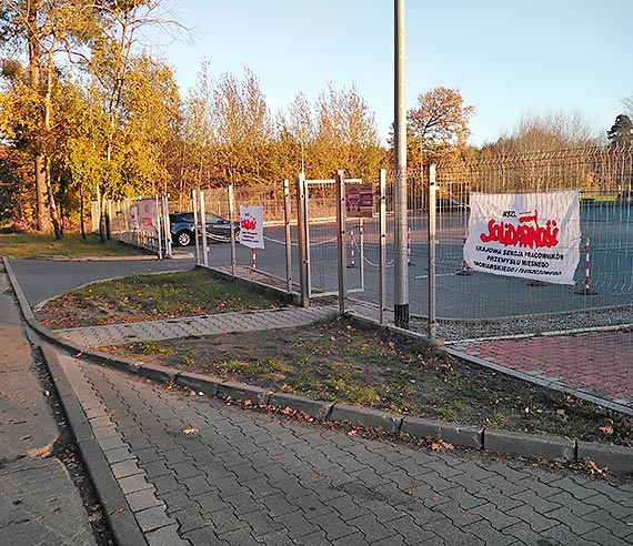 Akcja protestacyjna w HKScan. Jej przejawem są banery NSZZ „S” na ogrodzeniu zakładu